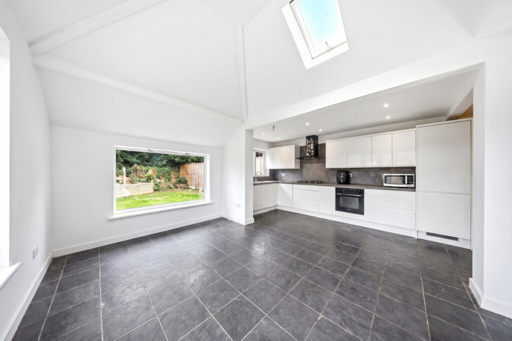 House in Manchester, Parrs Wood, Wythenshawe - View 3