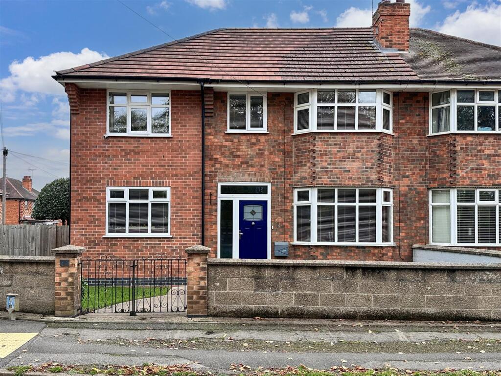 4-bed semi-detached on Elm Avenue, Newark, £300,000