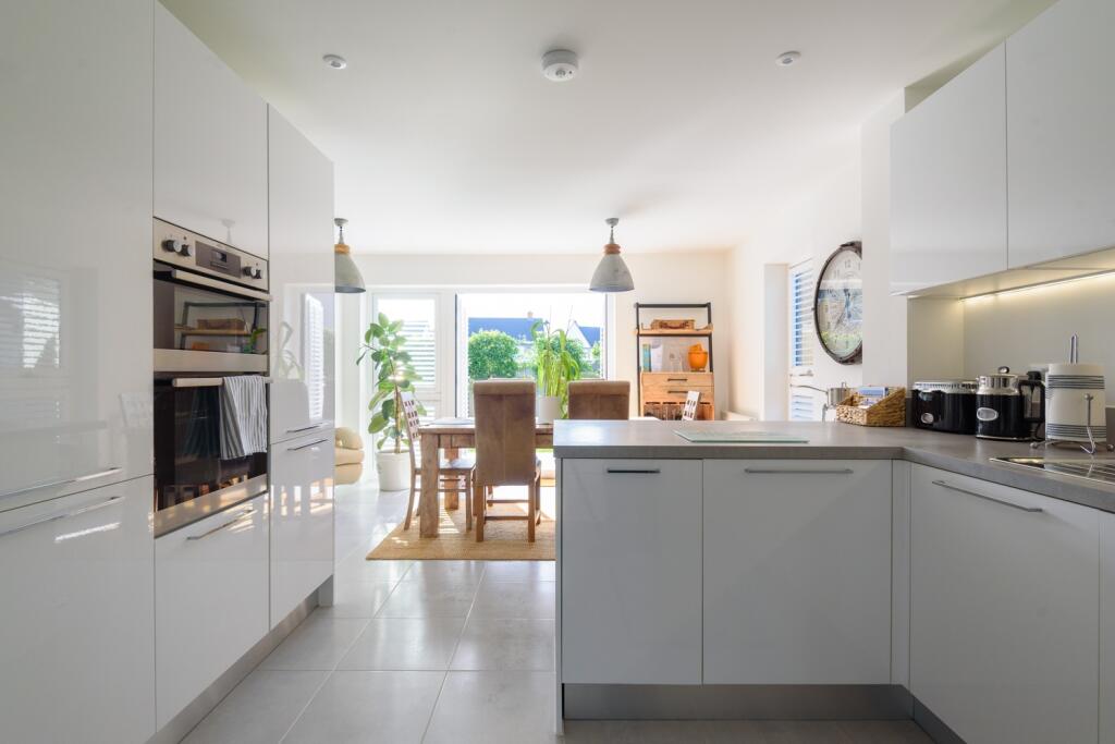 House in Ashford, Kennington - More