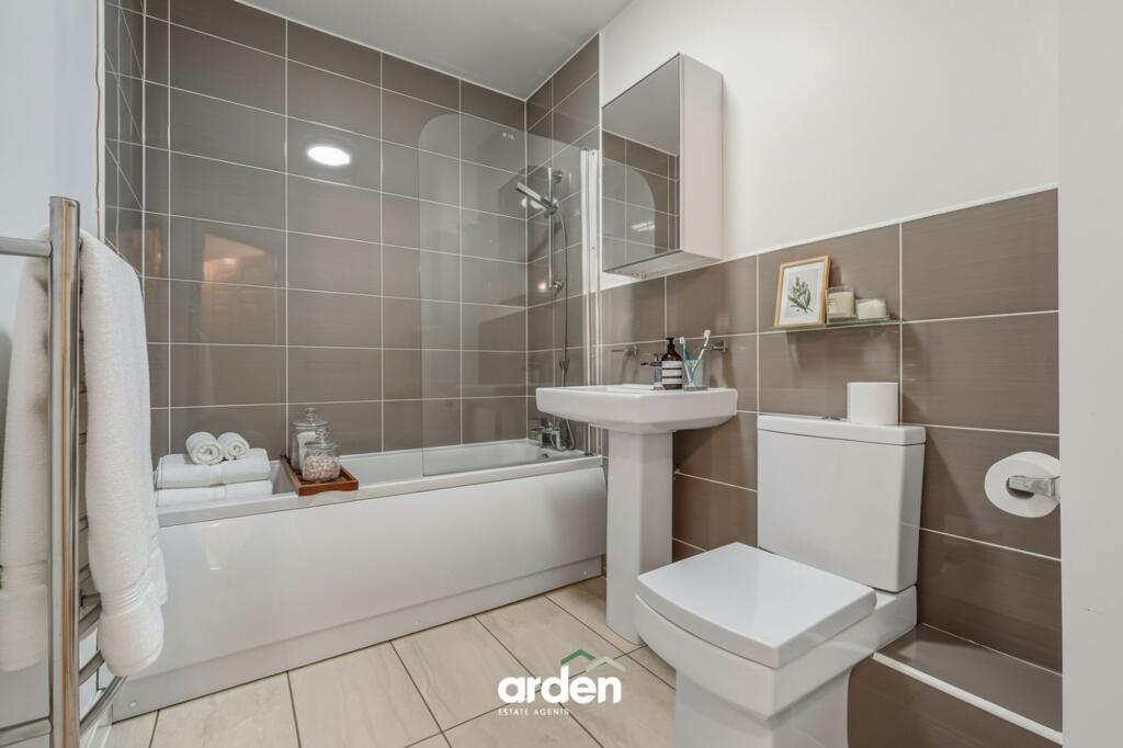 The Mayfields, Redditch, B98 – další