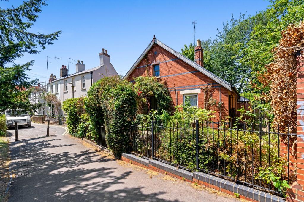 3-bed detached on St Lukes Place, Cheltenham, GL53, £399,500