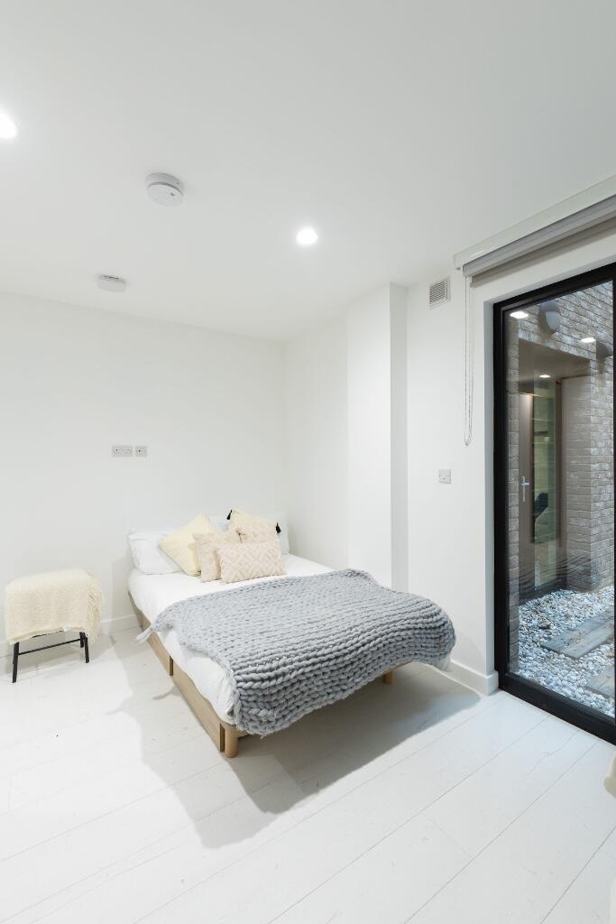 Main image of property: Commercial Road, London, E14