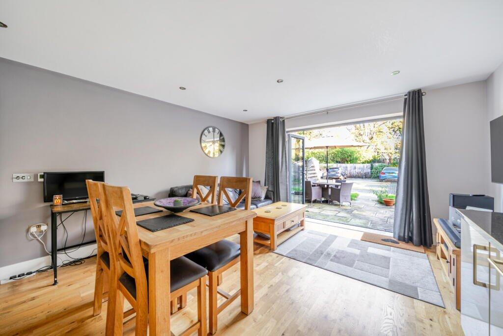 Apartment in Runnymede, Surrey - More