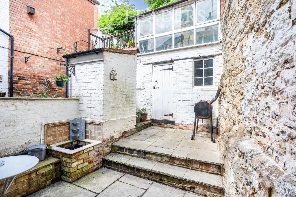 House in Buckingham, Buckinghamshire - More