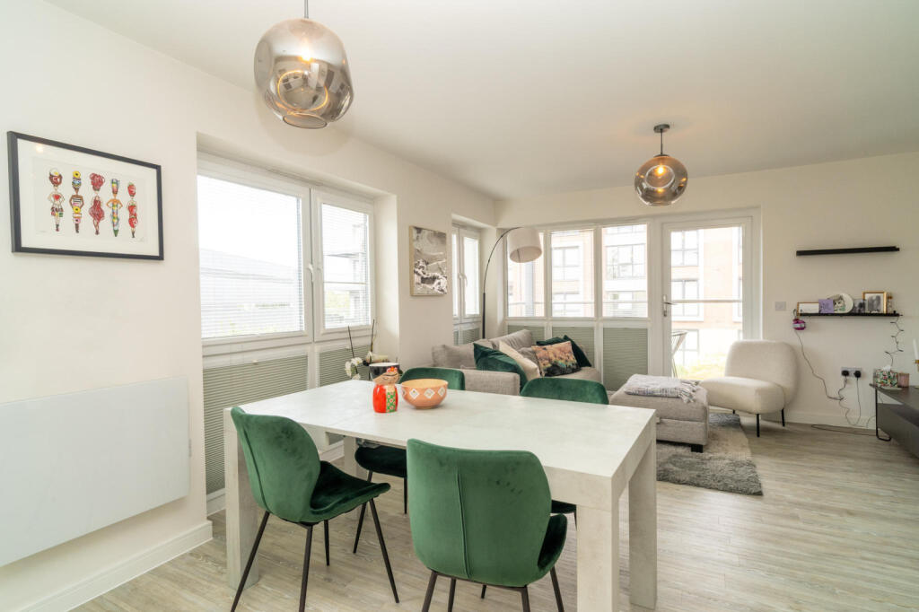 Apartment in Hertsmere, Elstree and Borehamwood - More