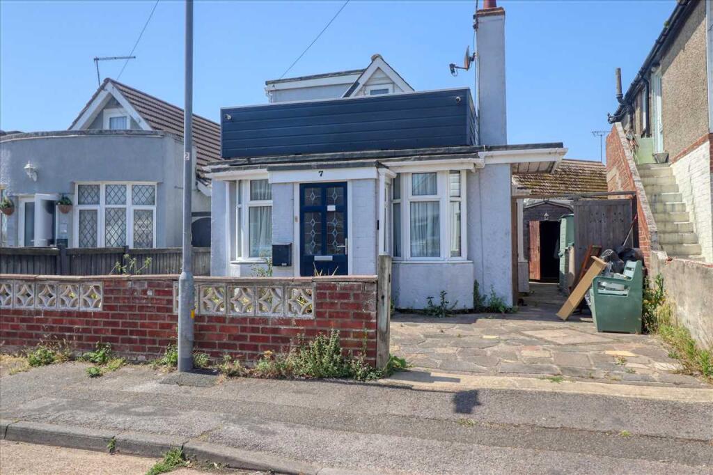 1-bed detached on The Close, Jaywick, £85,000