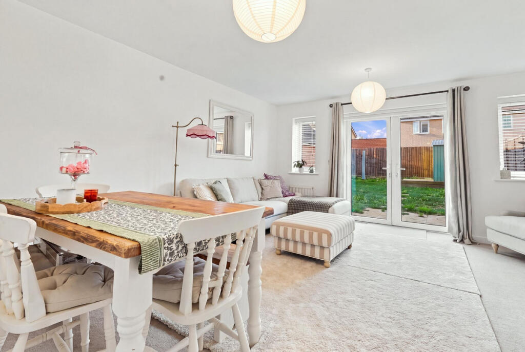 Athelstan Crescent, Rochford, SS4 photo 2