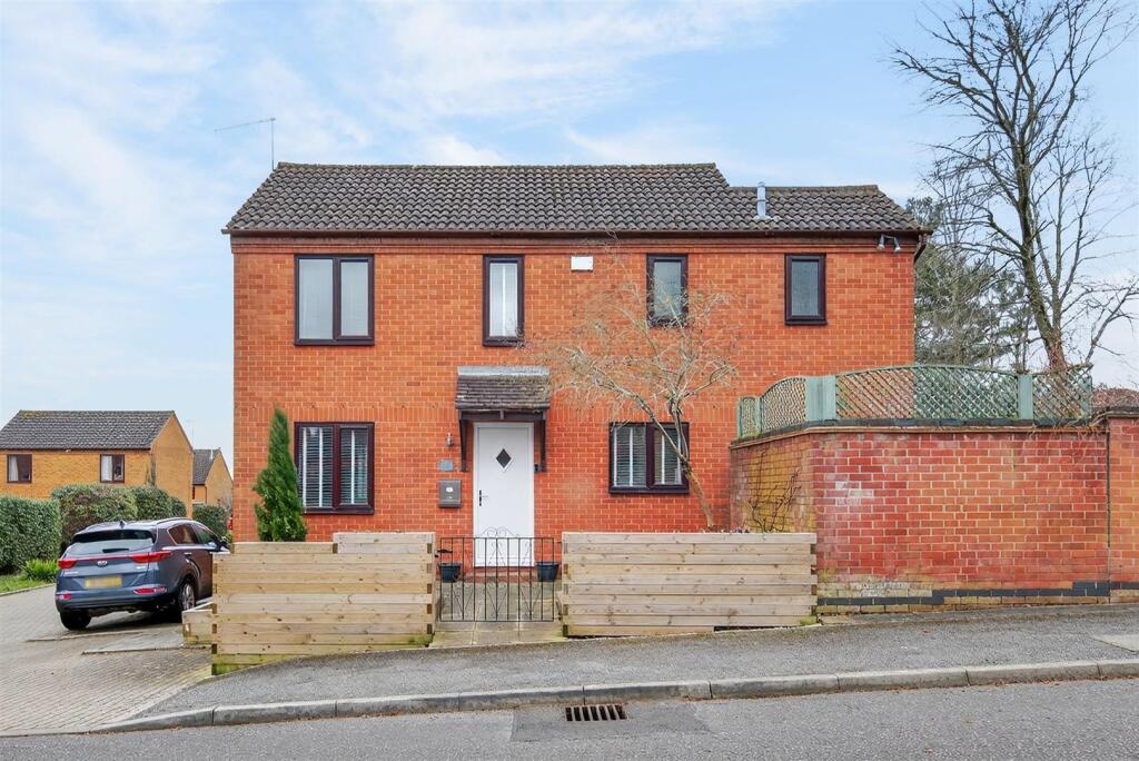 3-bed detached on Chatsworth, Great Holm, Milton Keynes, £390,000