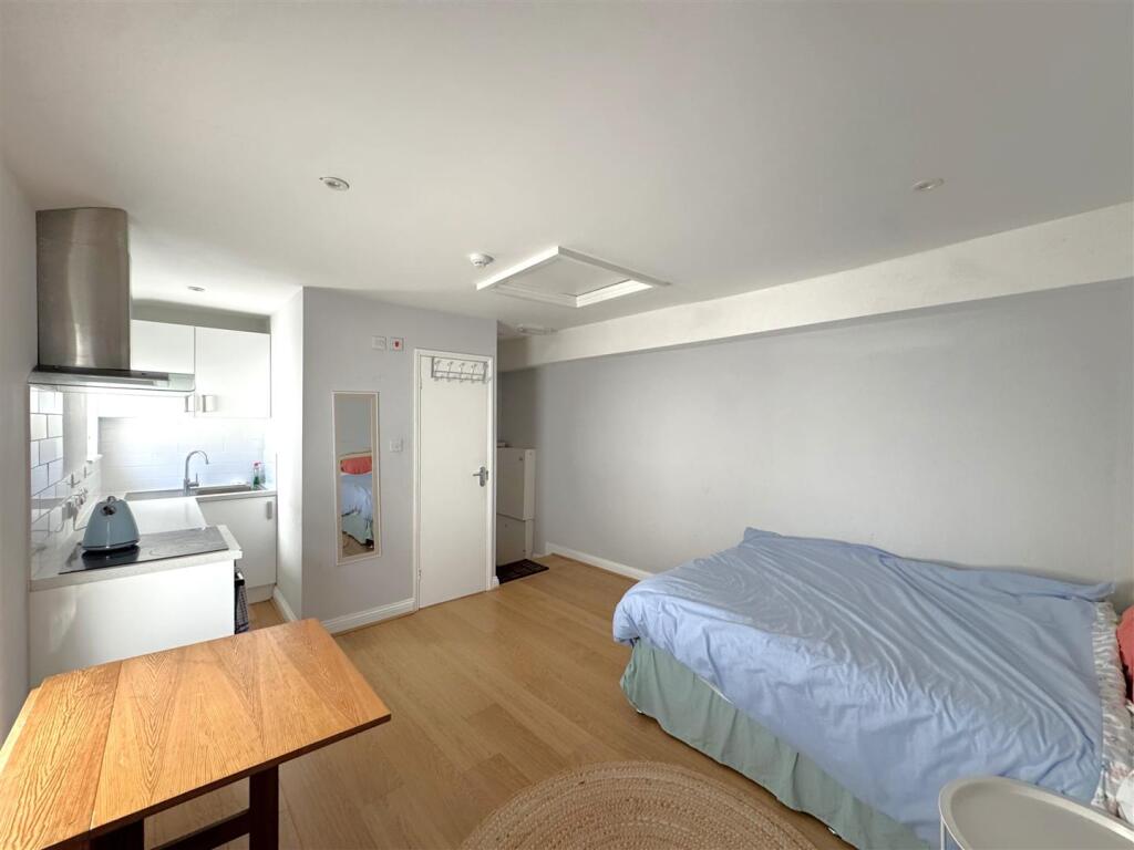 Apartment in Dorchester - View 2
