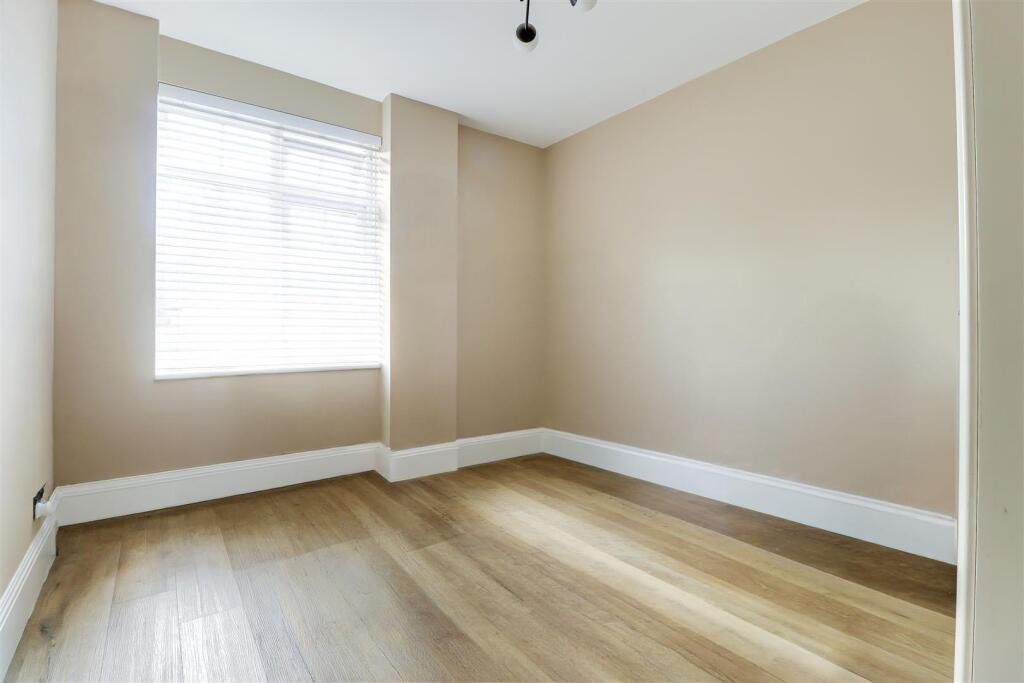Apartment in Southend-on-Sea - View 5