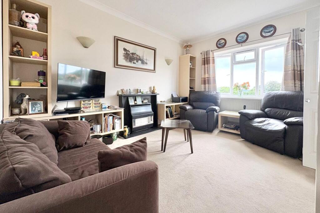 Upper Hale Road, Farnham, Surrey, GU9 photo 3