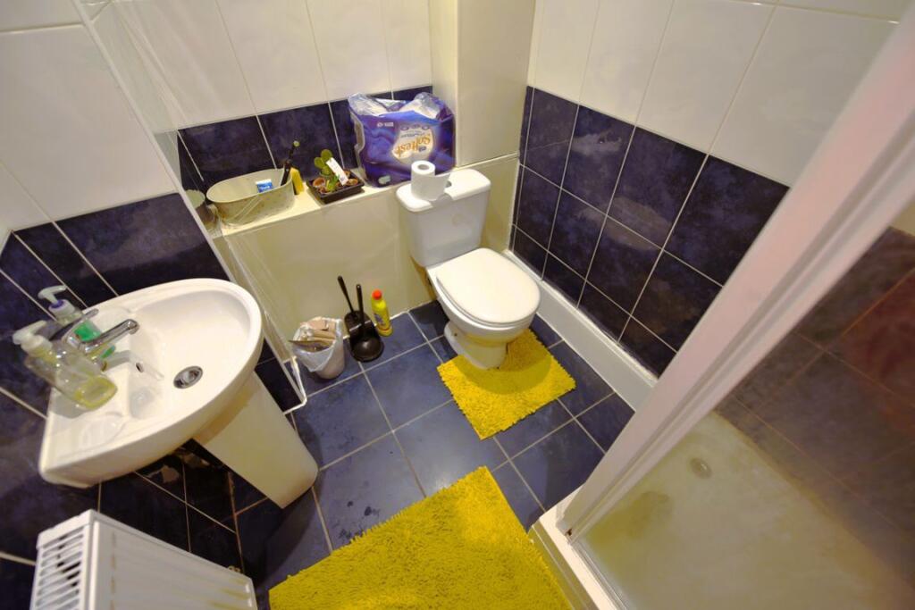 House in Leeds, West Yorkshire - View 5