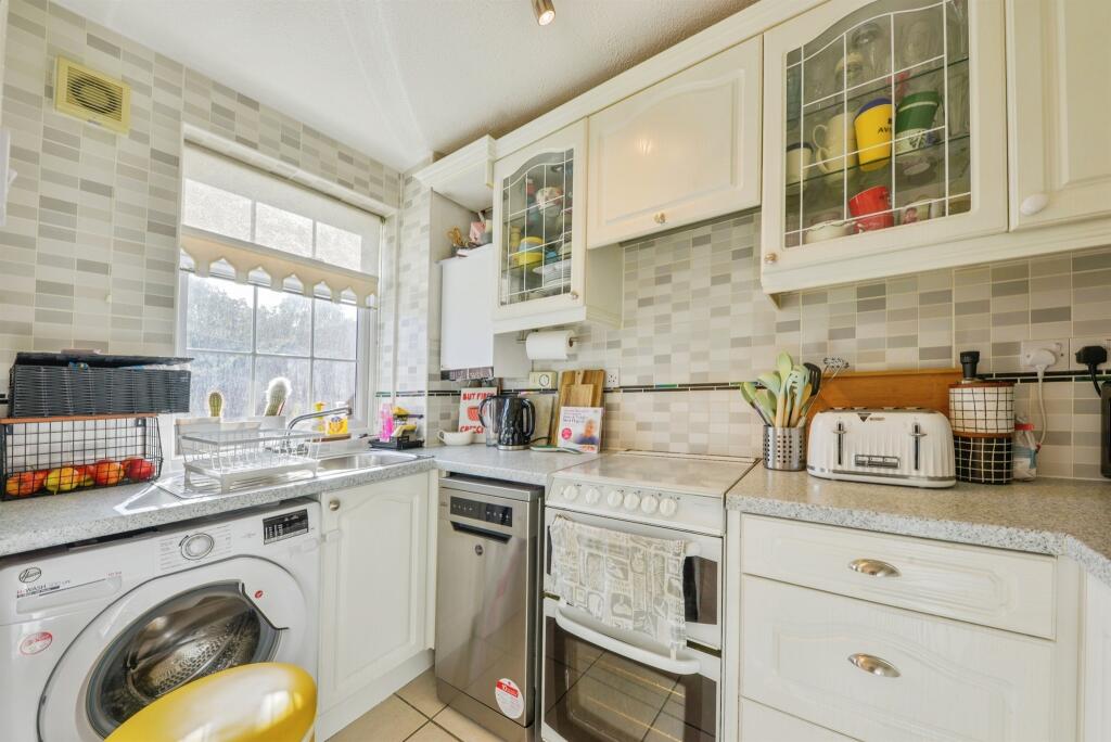 House in Welwyn Hatfield, Hertfordshire - More