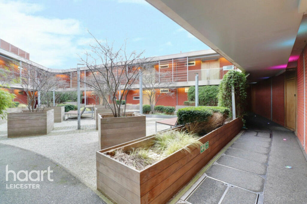 1-bed flat on Highcross Lane, Leicester, £120,000