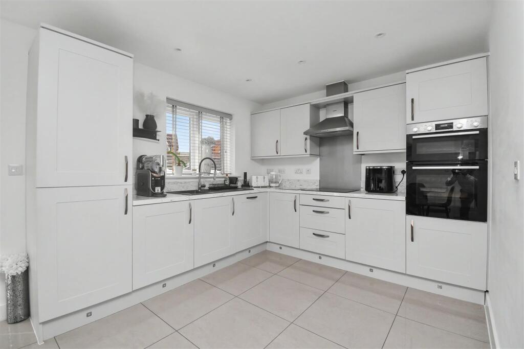 House in Northampton, North Northamptonshire - View 2