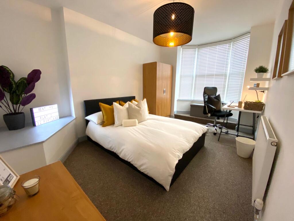 Main image of property: Portland St // 3 Bed Apt // AUG 2026