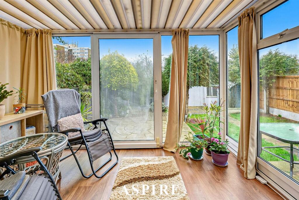 Video Presentation Inside - Pinewood Avenue, Leigh-On-Sea photo 4