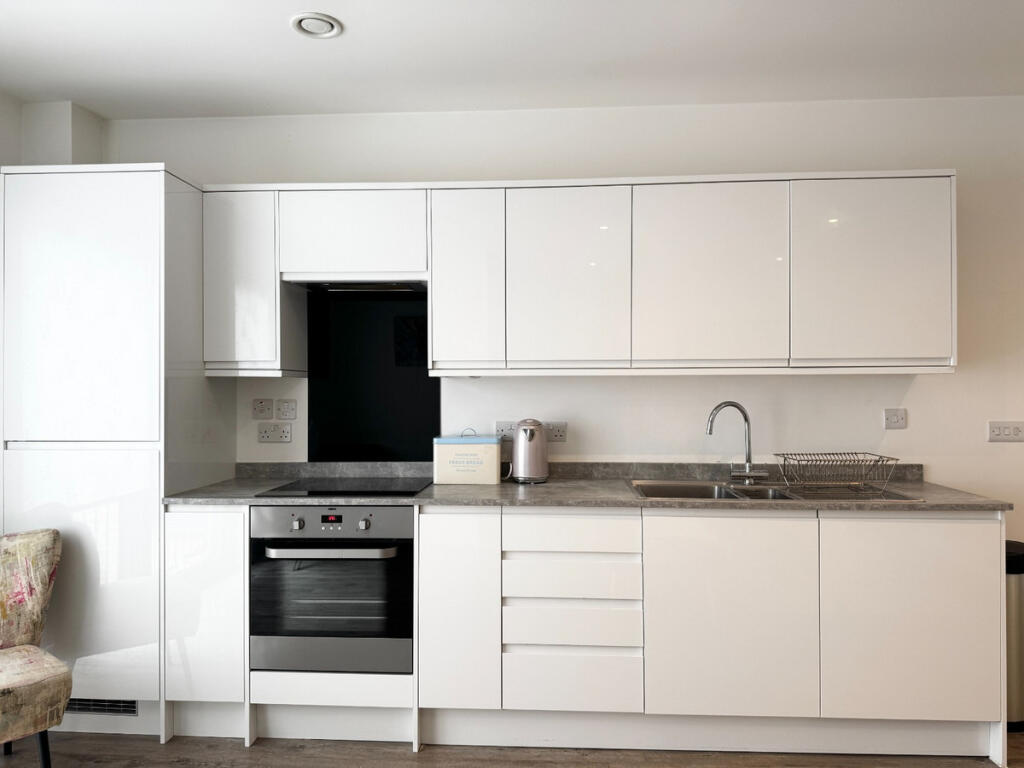 Apartment in Slough - View 5