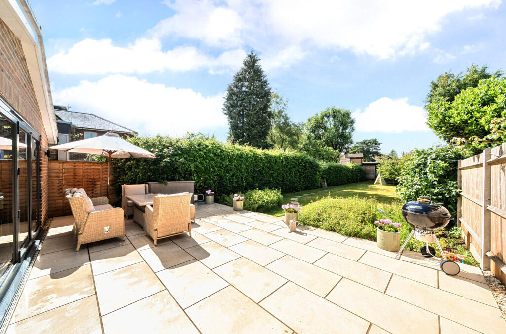 Duncombe Road, Busbridge, Godalming, Surrey, GU7 photo 4