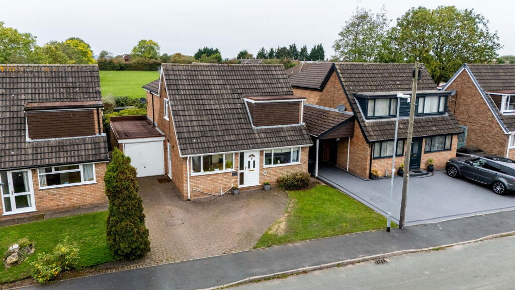 4-bed detached on Vernons Place, Wolverhampton, Shareshill, WV10 7NA, £400,000