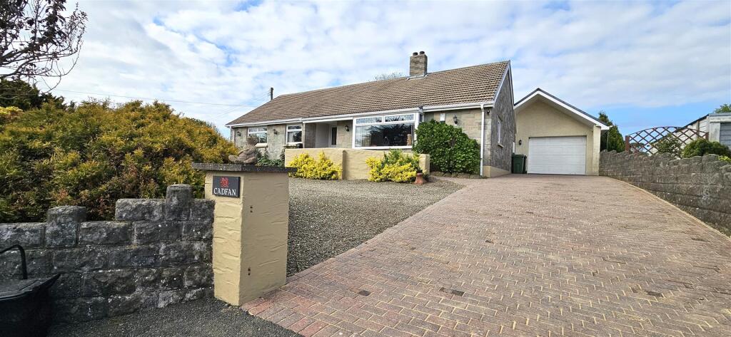 3-bed bungalow on Hilltop Way, Parcllyn, Cardigan, £410,000