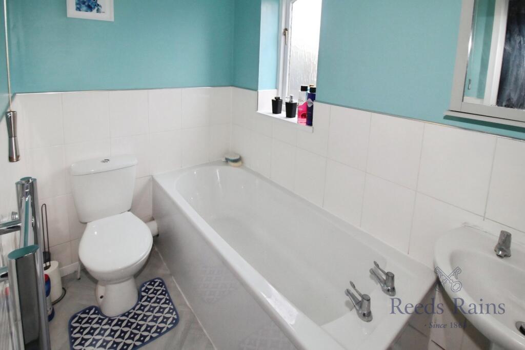 Hillthorpe Court, Leeds, West Yorkshire, LS10 photo 4