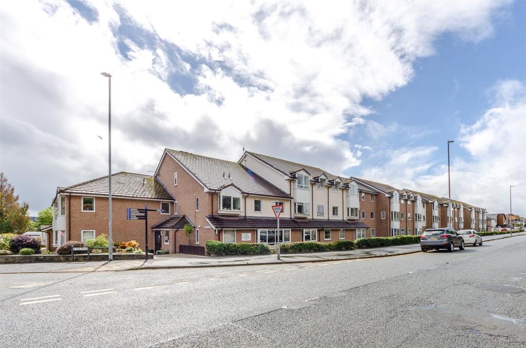 1-bed flat on Gloddaeth Avenue, Llandudno, Conwy, LL30, £90,000