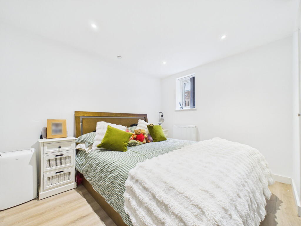 Apartment in Slough - View 5