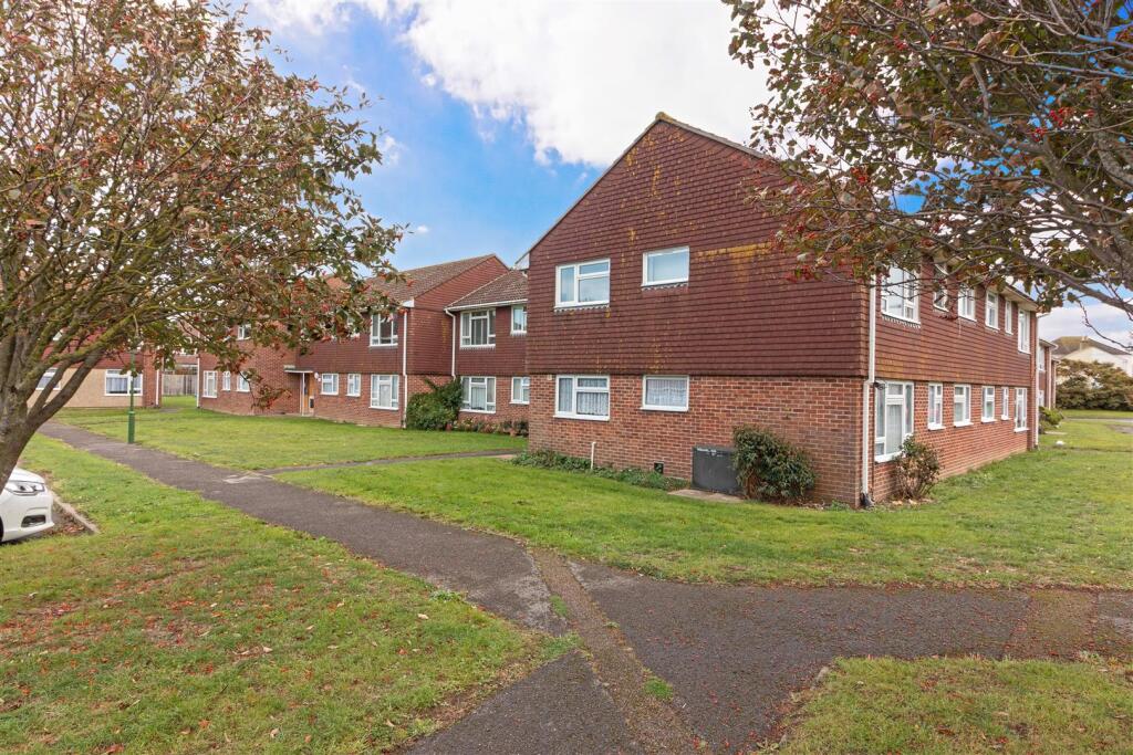 Main image of property: Beachcroft Place, Lancing, BN15 8JN