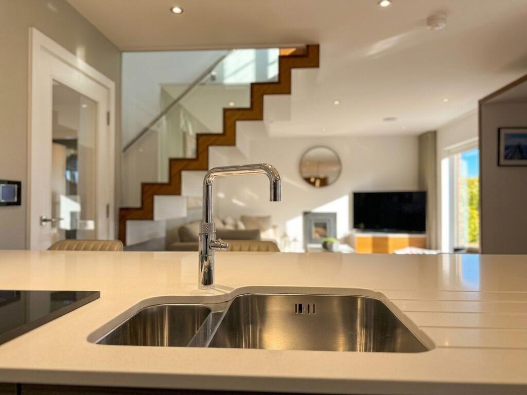 House in Kirklees, Towngate, Mirfield - More