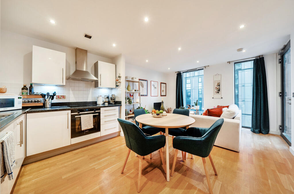 1-bed flat on The Quays, Salford, Greater Manchester, £150,000