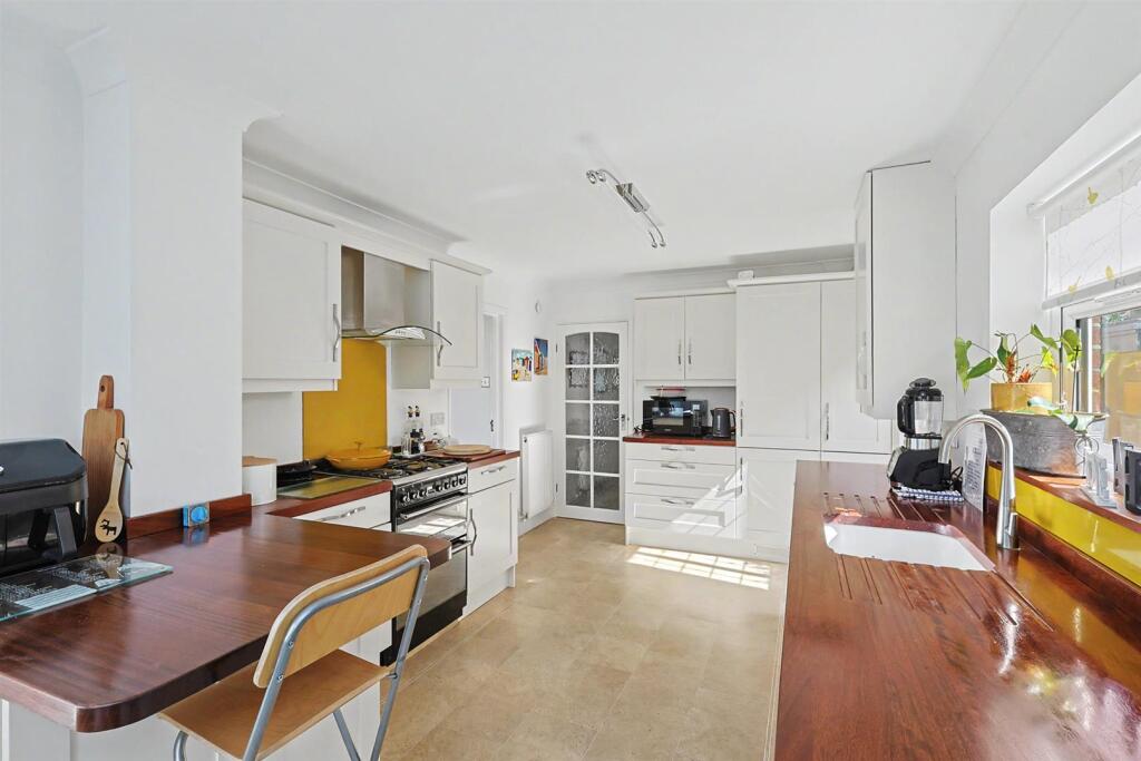 House in Rochford, Rayleigh - View 4