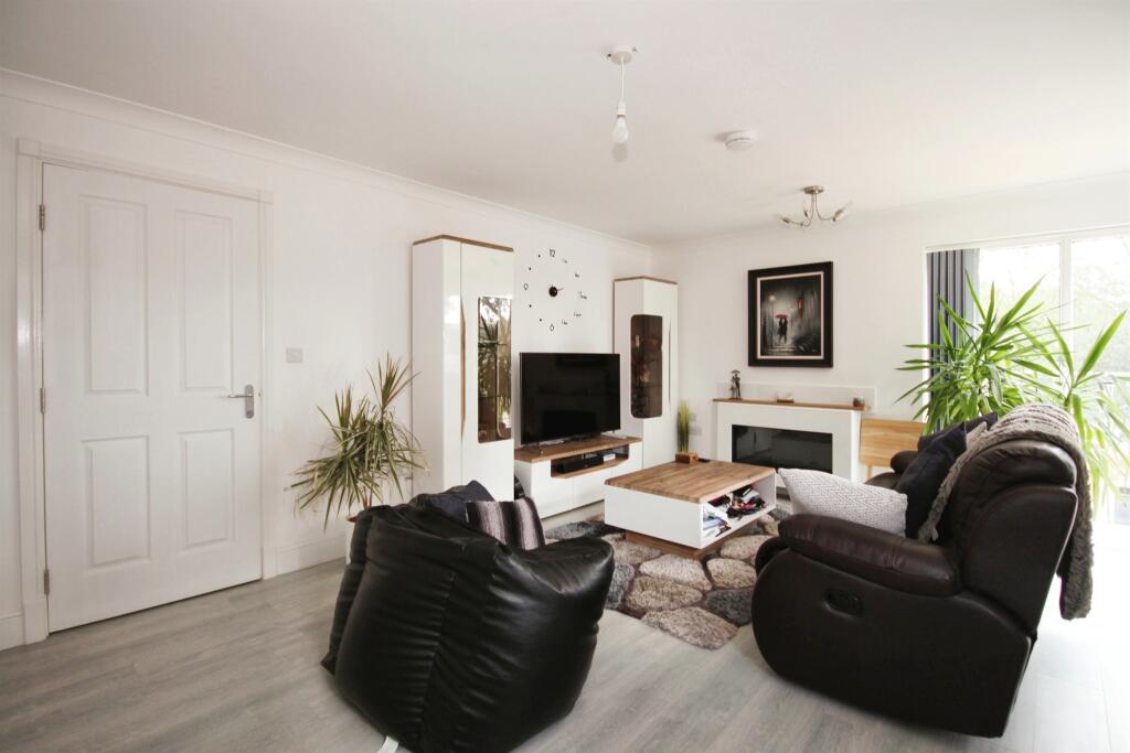 Apartment in Warwick - View 2