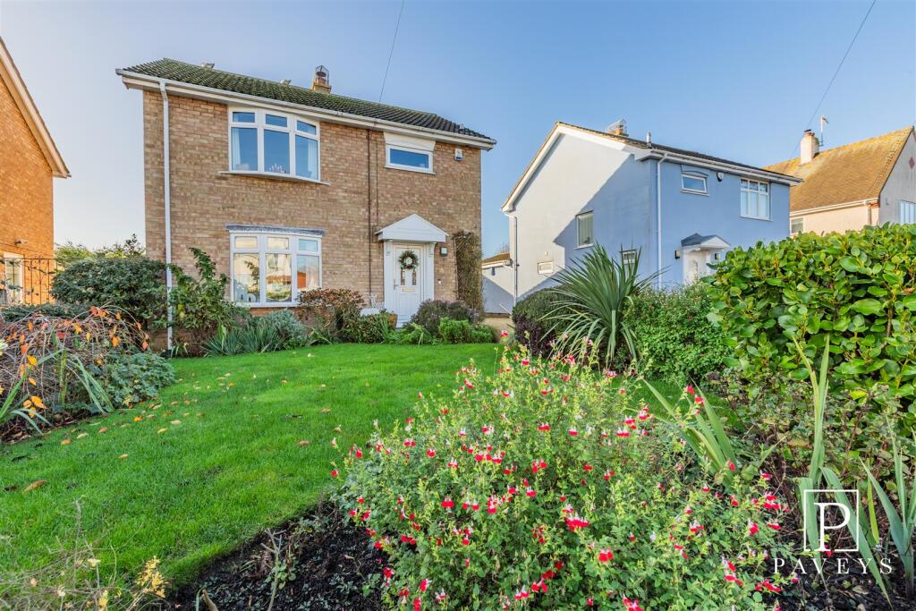 3-bed detached on Queens Road, Frinton-On-Sea, £575,000