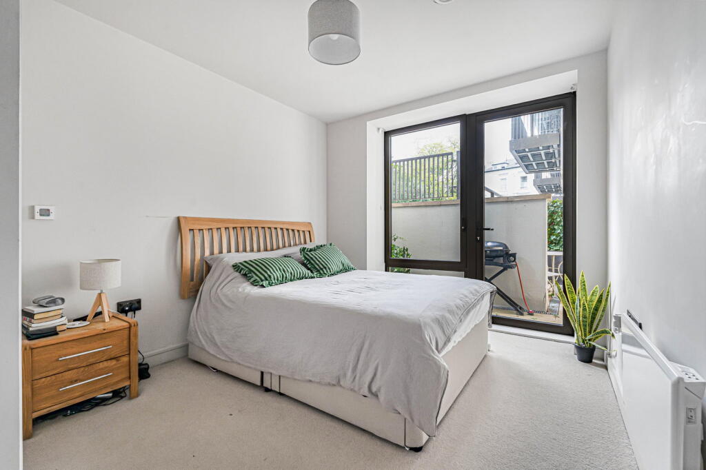 Apartment in Cheltenham, Gloucestershire - View 5