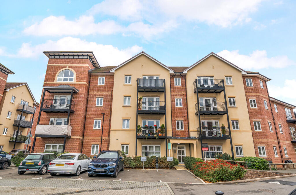 Apartment in Elmbridge, Hersham - View 4