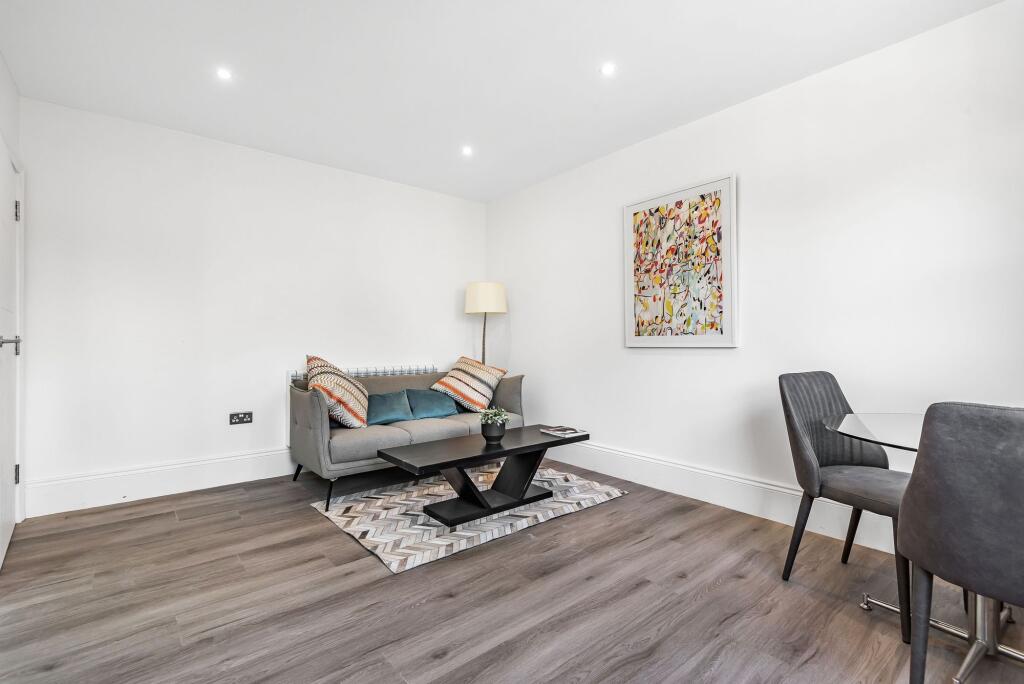 Apartment in Kingston upon Thames - View 2