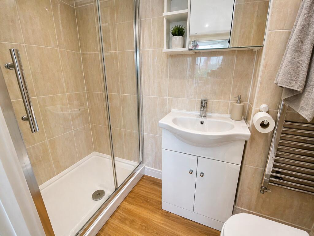 5 bedroom semi-detached house for rent