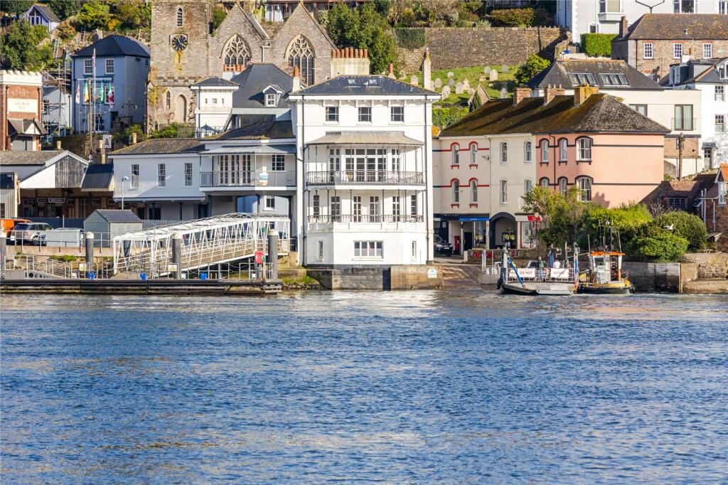 2-bed flat on The Square, Kingswear, £650,000