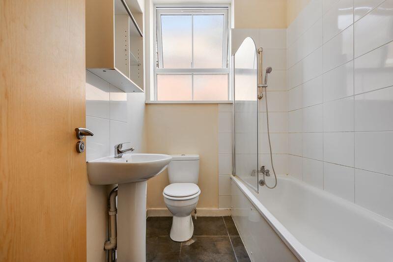 Apartment in Barking, Thames View - View 5