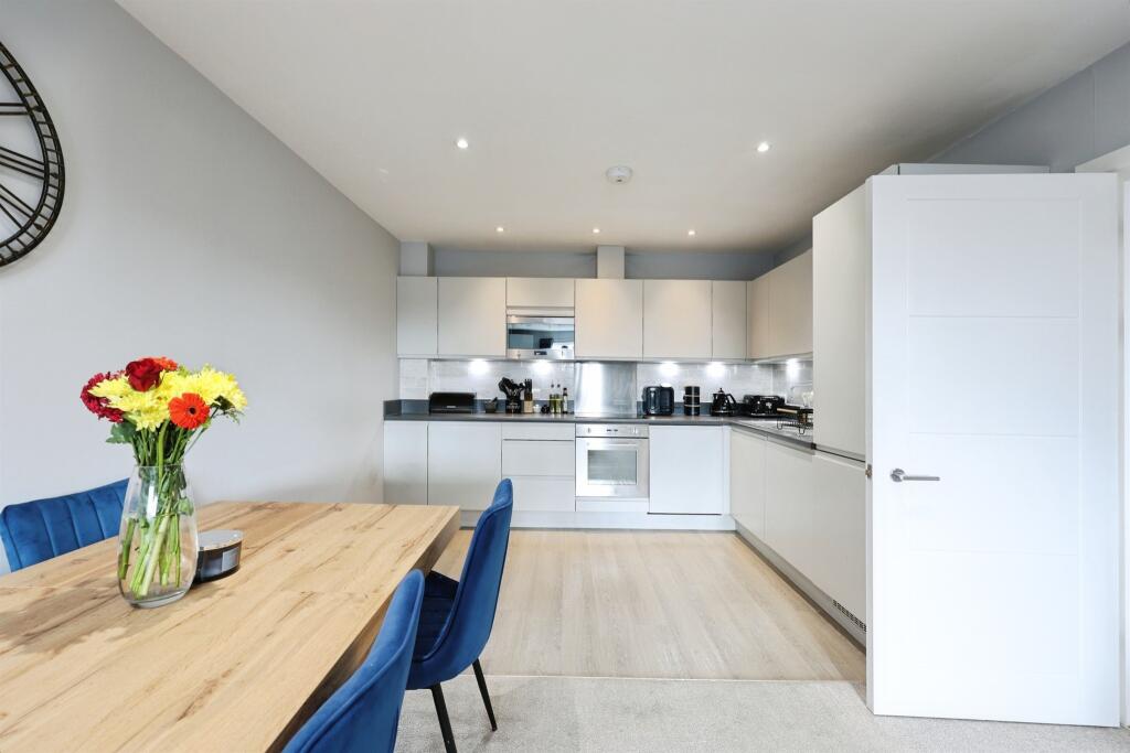 Apartment in Watford, North Watford - View 5