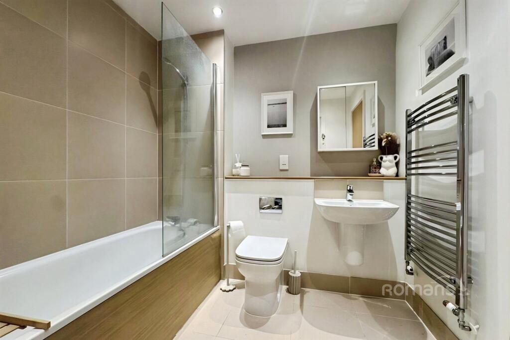 Apartment in Rushmoor, Hampshire - More