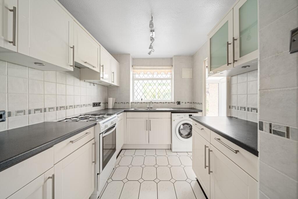 Bowers Avenue, Northfleet, Gravesend, Kent, DA11 photo 2