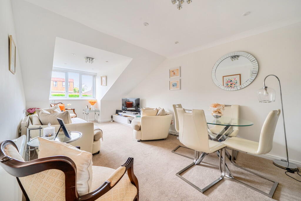 Apartment in Hertsmere, Hertfordshire - View 4
