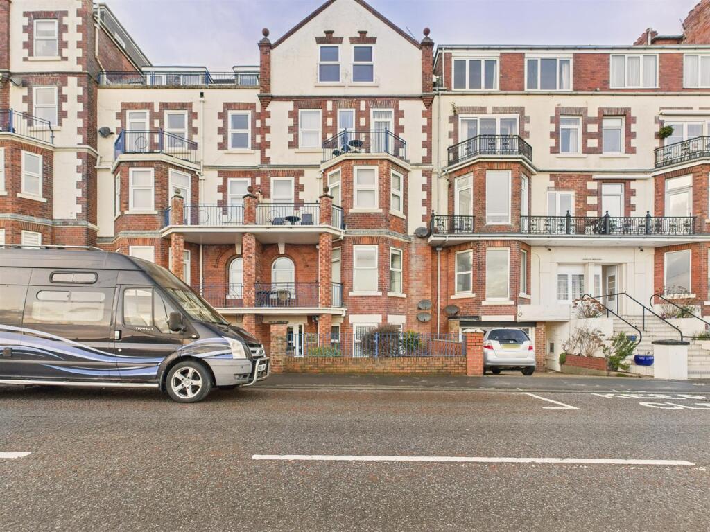 2-bed flat on South Marine Drive, Bridlington, £185,000