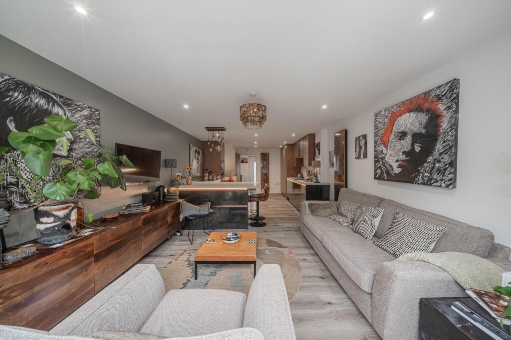 House in Haywards Heath, Bolnore Village - More