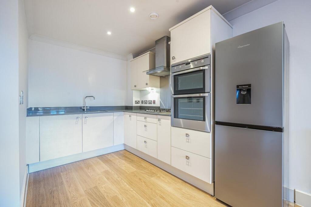 Apartment in Kingston upon Thames - View 4