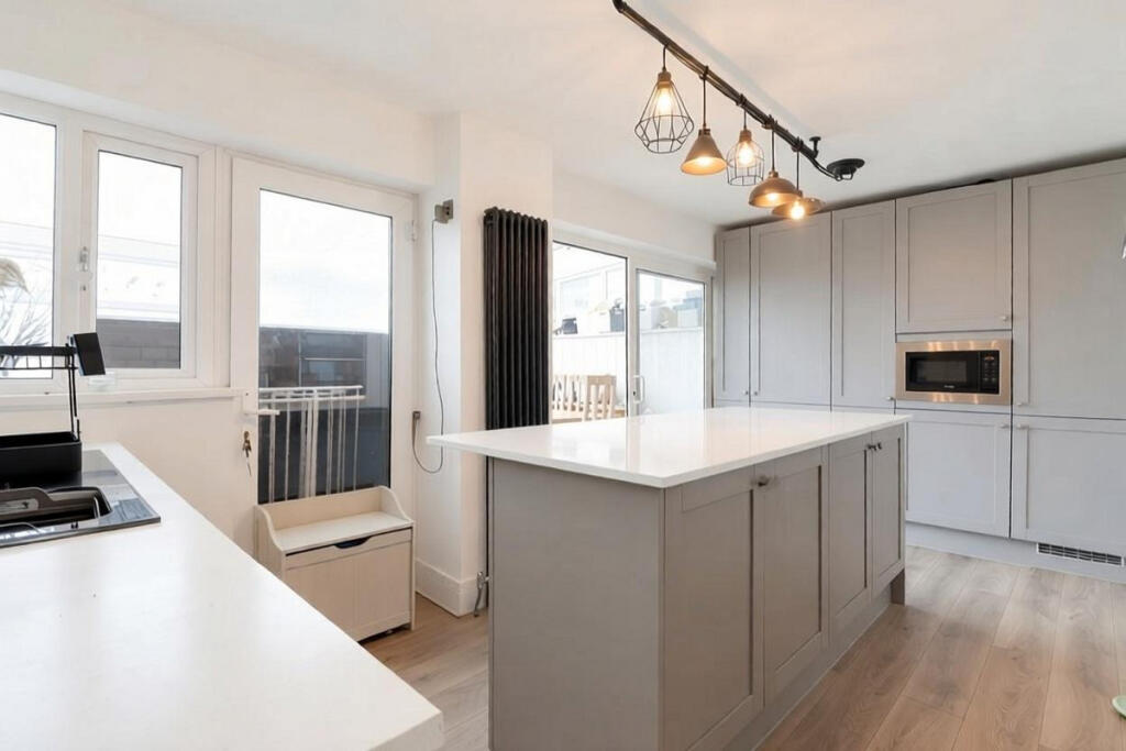 House in Milton Keynes, Redhouse Park, Poets Estate - View 4