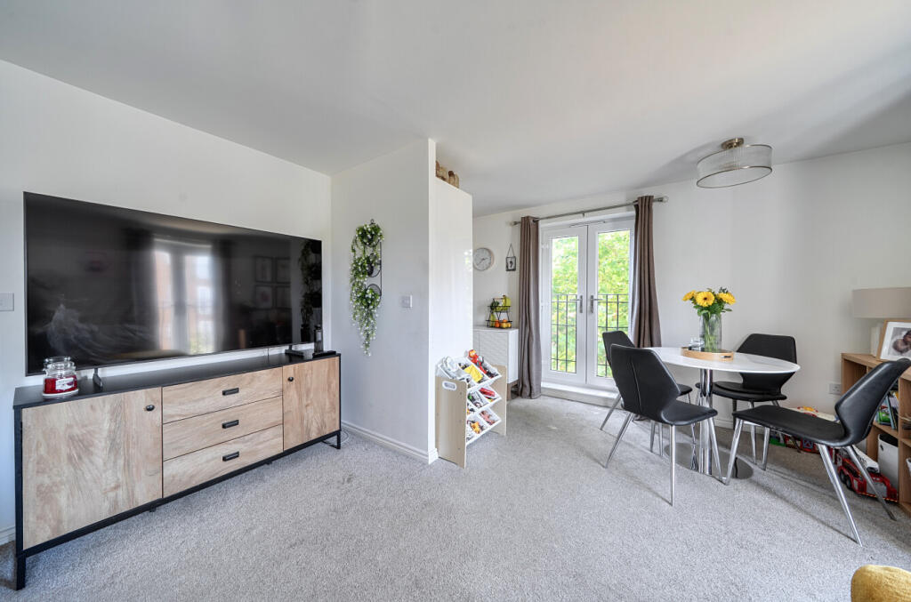 Apartment in Watford - View 5