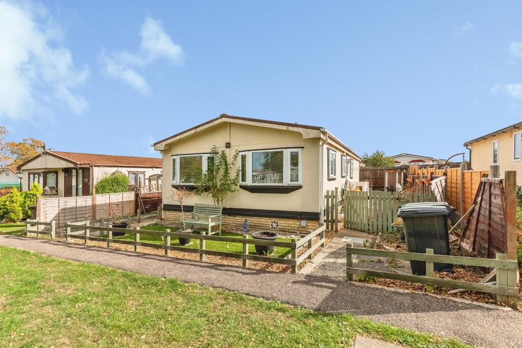2-bed caravan on Kingsmead Park, Bedford Road, Rushden, £125,000